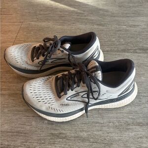 Brooks Women’s 7.5 Tennis Shoes
